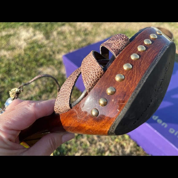 Report Signature Pepper, wood with metal studs and gold heels with charms! 🌶 - Picture 10 of 15